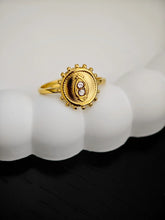 Vergoldeter Naria Ring mit zwei Zirkon-Steinen und orientalischer Form